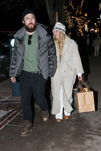 kate-hudson-and-danny-fujikawa-shopping-in-aspen-12-21-2022-1.jpg