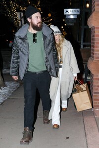 kate-hudson-and-danny-fujikawa-shopping-in-aspen-12-21-2022-2.jpg