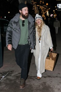 kate-hudson-and-danny-fujikawa-shopping-in-aspen-12-21-2022-3.jpg