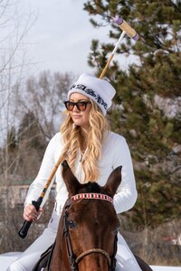 kate-hudson-and-sara-foster-riding-ponies-in-aspen-12-21-2022-1.jpg