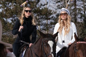 kate-hudson-and-sara-foster-riding-ponies-in-aspen-12-21-2022-3.jpg