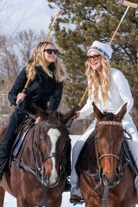 kate-hudson-and-sara-foster-riding-ponies-in-aspen-12-21-2022-4.jpg