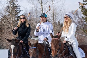 kate-hudson-and-sara-foster-riding-ponies-in-aspen-12-21-2022-5.jpg