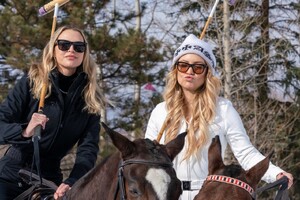 kate-hudson-and-sara-foster-riding-ponies-in-aspen-12-21-2022-6.jpg