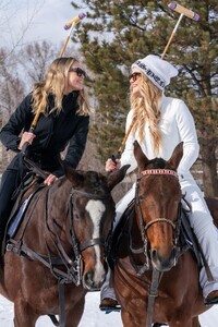 kate-hudson-and-sara-foster-riding-ponies-in-aspen-12-21-2022-7.jpg