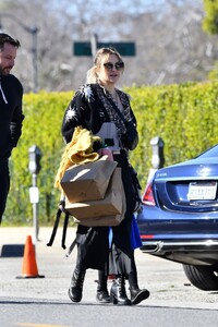 kate-hudson-at-farmers-market-in-beverly-hills-01-22-2023-0.jpg