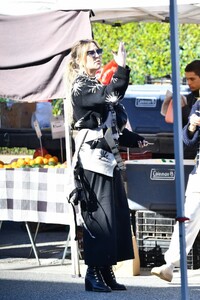 kate-hudson-at-farmers-market-in-beverly-hills-01-22-2023-4.jpg