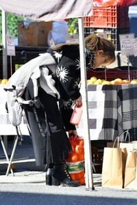 kate-hudson-at-farmers-market-in-beverly-hills-01-22-2023-5.jpg