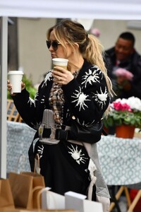 kate-hudson-at-farmers-market-in-beverly-hills-01-22-2023-6.jpg