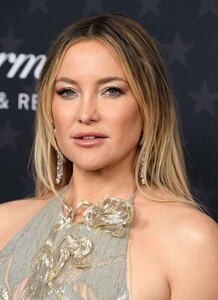 kate-hudson-critics-choice-awards-2023-10.jpg