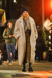 kate-hudson-in-a-big-cozy-coat-nyc-12-14-2022-0.jpg