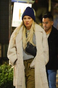 kate-hudson-in-a-big-cozy-coat-nyc-12-14-2022-1.jpg