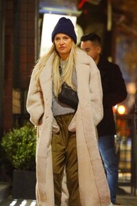 kate-hudson-in-a-big-cozy-coat-nyc-12-14-2022-2.jpg