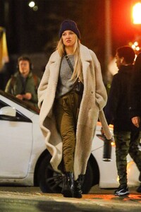 kate-hudson-in-a-big-cozy-coat-nyc-12-14-2022-3.jpg