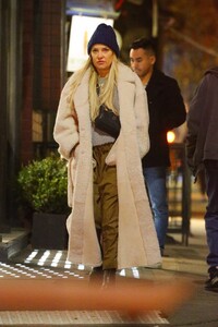 kate-hudson-in-a-big-cozy-coat-nyc-12-14-2022-4.jpg