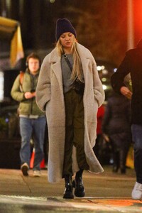 kate-hudson-in-a-big-cozy-coat-nyc-12-14-2022-5.jpg