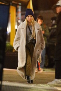 kate-hudson-in-a-big-cozy-coat-nyc-12-14-2022-6.jpg