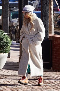 kate-hudson-out-in-aspen-12-22-2022-2.thumb.jpg.13398f01a13d8e6d411b2e4f3aab582f.jpg