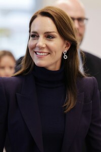 kate-middleton-arrives-at-logan-international-airport-in-boston-11-30-2022-2.jpg