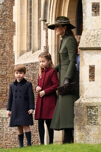 kate-middleton-christmas-day-morning-church-service-at-st-mary-magdalene-church-in-sandringham-12-25-2022-2.jpg