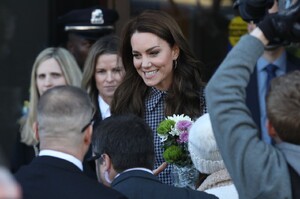 kate-middleton-greets-fans-in-harvard-square-in-cambridge-12-02-2022-1.jpg