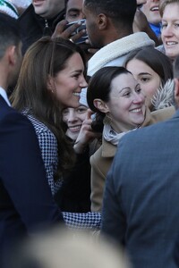 kate-middleton-greets-fans-in-harvard-square-in-cambridge-12-02-2022-2.jpg