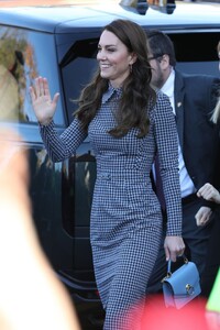 kate-middleton-greets-fans-in-harvard-square-in-cambridge-12-02-2022-3.jpg