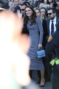 kate-middleton-greets-fans-in-harvard-square-in-cambridge-12-02-2022-4.jpg