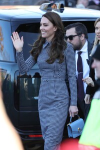 kate-middleton-greets-fans-in-harvard-square-in-cambridge-12-02-2022-5.jpg