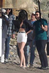 kendall-jenner-at-a-photoshoot-on-the-beach-in-malibu-01-28-2023-2.jpg