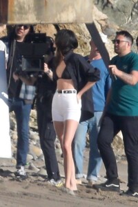 kendall-jenner-at-a-photoshoot-on-the-beach-in-malibu-01-28-2023-5.jpg