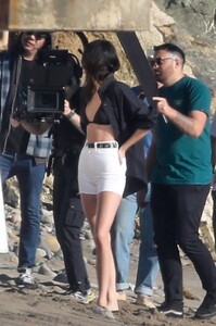 kendall-jenner-at-a-photoshoot-on-the-beach-in-malibu-01-28-2023-6.jpg