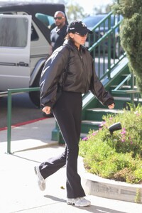 kendall-jenner-leaves-hot-pilates-class-in-west-hollywood-01-17-2023-6.jpg