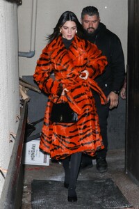 kendall-jenner-night-out-style-aspen-12-31-2022-3.jpg