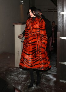 kendall-jenner-night-out-style-aspen-12-31-2022-4.jpg