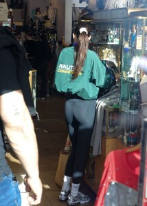 kendall-jenner-shopping-in-silver-lake-01-05-2023-3.jpg