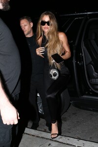 khloe-kardashian-at-a-miami-restaurant-12-01-2022-5.jpg