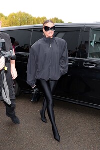 khloe-kardashian-balenciaga-show-at-paris-fashion-week-10-02-2022-1.jpg