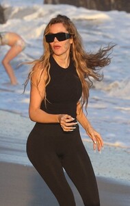 khloe-kardashian-beach-day-in-malibu-09-04-2022-2.jpg