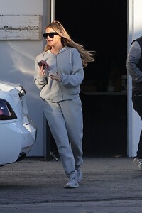 khloe-kardashian-in-a-pair-of-sweatpants-and-a-matching-hoodie-la-12-13-2022-6.jpg