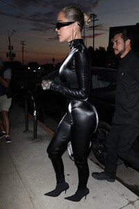 khloe-kardashian-night-out-style-07-20-2022-6.jpg