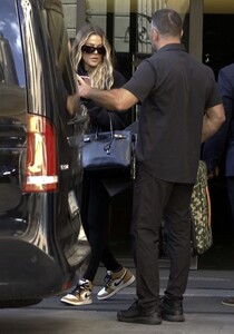 khloe-kardashian-out-in-milan-09-26-2022-2.jpg