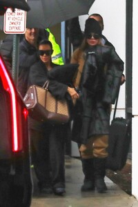 kim-and-khloe-kardashian-arrives-back-in-los-angeles-01-09-2023-1.jpg