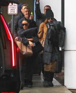 kim-and-khloe-kardashian-arrives-back-in-los-angeles-01-09-2023-4.jpg