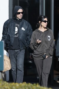 kourtney-kardashian-and-travis-barker-out-in-calabasas-12-11-2022-1.jpg