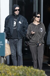 kourtney-kardashian-and-travis-barker-out-in-calabasas-12-11-2022-2.jpg