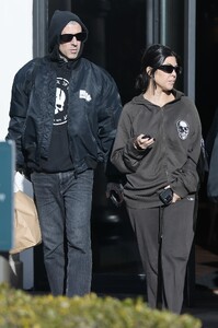 kourtney-kardashian-and-travis-barker-out-in-calabasas-12-11-2022-3.jpg