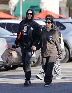 kourtney-kardashian-and-travis-barker-out-in-calabasas-12-11-2022-6.jpg