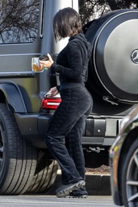 kourtney-kardashian-out-ahd-about-in-calabasas-12-22-2022-0.jpg