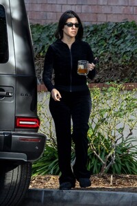 kourtney-kardashian-out-ahd-about-in-calabasas-12-22-2022-1.jpg